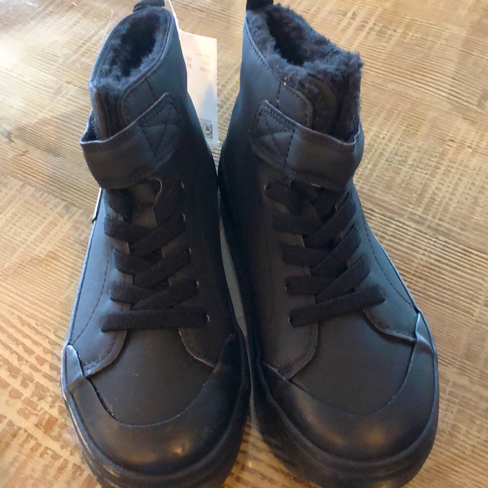 H&M boys size 13 no tie shoe